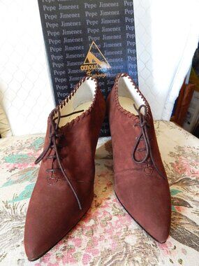 NWOT Pepe Jimenez Brown Suede Pumps - 6M - Boxed